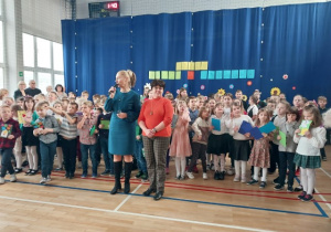 Pani dyrektor Beata Pietrzak i pani wicedyrektor Beata Sołtysiak witają zebranych gości.