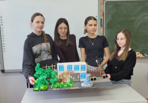 Cztery uczennice z klasy 6 c prezentują wykonaną makietę naszej szkoły.
