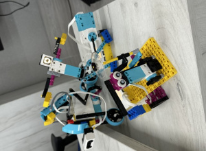 Gotowe modele wykonane z klocków Lego Spike Education.