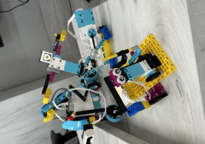 Gotowe modele wykonane z klocków Lego Spike Education.