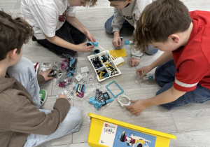 Uczniowie budują modele Lego Spike Education