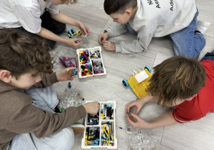 Uczniowie budują modele Lego Spike Education.