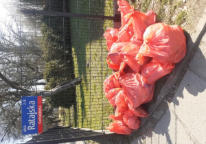 Pomarańczowe worki, w które uczniowie zbierali śmieci.