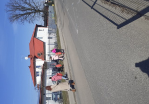 Uczniowie z klasy 4 a podczas zbierania śmieci.