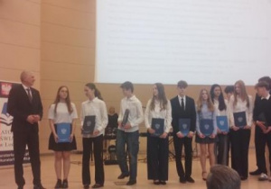 Wspólna fotografia uhonorowanych uczniów.