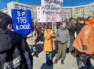 Uczniowie naszej szkoły podczas marszu idą ulicami miast z transparentami.