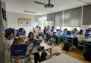 Uczniowie z klasy 6C biorą udział w warsztatach prowadzonych przez Kingę Blachowską oraz Magdalenę Walęcką.