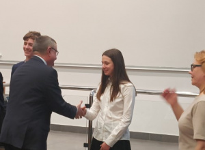 Angelika odbiera dyplom i gratulacje od Rektora Politechniki Łódzkiej .