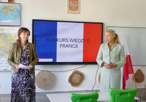 Dyrektor szkoły – Pani Beata Pietrzak oraz nauczycielka języka francuskiego – Pani Iwona Mączkowska podczas oficjalnego otwarcia finału Konkursu Wiedzy o Francji