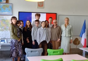 Laureaci i finaliści w towarzystwie nauczycielki języka francuskiego, Dyrektora szkoły oraz Konsul Honorowej Francji.