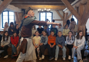 Uczniowie słuchają wykładu na temat tajemnicy toruńskich pierników