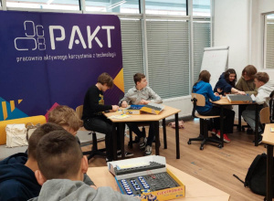 Uczniowie klasy 6 a siedzą w małych grupkach przy stolikach i konstruują obwody zamknięte.