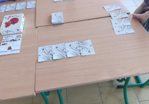 Uczniowie grają w grę karcianą Sen.