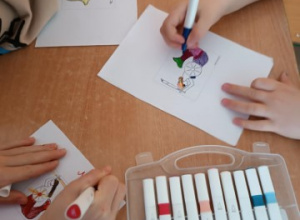 Uczniowie projektują nowy herb Warszawy.