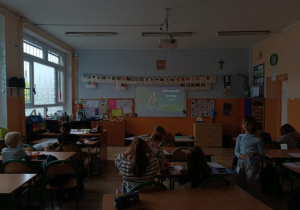 Uczniowie oglądają prezentację multimedialną o Syrence Warszawskiej