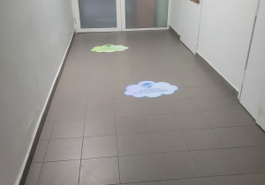 Na podłodze przed wejściem, przyklejone są kolorowe chmurki z sentencjami, natomiast na drzwiach do biblioteki pojawił się nowy napis oraz godziny otwarcia.