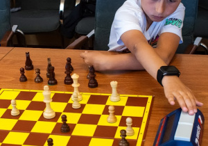 Uczeń Aleksander Klimaszewski z kasy 2. a gra w szachy podczas turnieju.