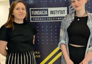 Pani Kinga Blachowska oraz Magdalena Walęcka z plakatem promującym program #ZobaczEmocje.