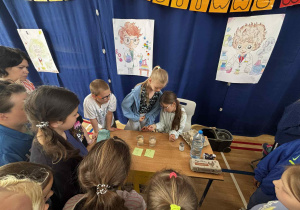 Dwie czennice przeprowadzają doświadczenie w wykorzystaniem jajek.