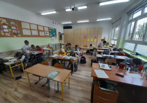 Uczniowie z klasy 2 a rozwiązują zadania w zeszytach ćwiczeń z programu #ZobaczEmocje.