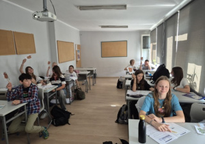 Klasa 6C odpowiadała na pytania z quizu na temat zdrowia fizycznego przy użyciu paletek.