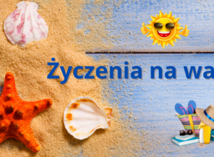 Morska plaża, muszle i słońce, napis życzenia na wakacje.