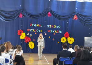 Pani Dyrektor mgr Beata Pietrzak oficjalnie wita uczniów klas 7 i 8 wraz z rodzicami na zakończeniu roku 2024/2025.