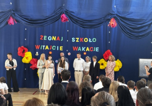 Pani Dyrektor mgr Beata Pietrzak wraz z wychowawczynią mgr Pauliną Bączyk-Nasiłowską wręcza nagrody pięciorgu uczniom klasy 8 C za wybitne osiągnięcia i wzorowe zachowanie