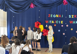 Pani Dyrektor mgr Beata Pietrzak wraz z pedagog szkolną mgr Aldoną Kurek dziękuje uczennicom klas 7 i 8 za aktywną pracę w organizacji przerw tanecznych.