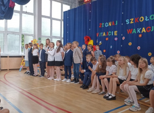 Uczniowie klas trzecich prezentują program artystyczny podczas zakończenia roku szkolnego.