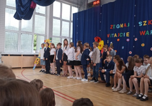 Uczniowie klas trzecich prezentują program artystyczny podczas zakończenia roku szkolnego.