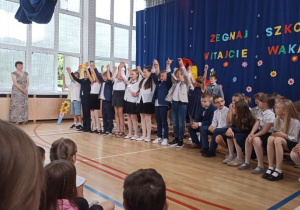 Uczniowie klas trzecich prezentują program artystyczny podczas zakończenia roku szkolnego.