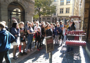 Powitanie przez Dyrekcję Szkoły Partnerskiej Cite Scolaire Internationale przed budynkiem szkoły.