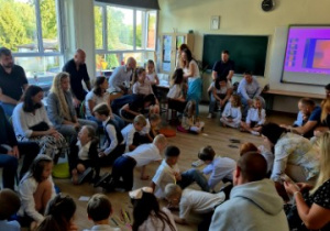 .Dzieci z klasy 1B wraz z rodzicami brali udział w warsztatach bajkowych prowadzonych przez Panią Dagmarę.