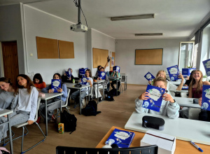 Uczniowie klasy 7C dumnie zapozowała ze swoimi nowymi ćwiczeniówkami z programu #ZobaczEmocje