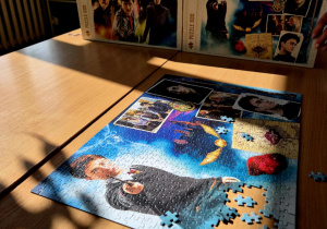 Puzzle z obrazem zamku rozsypane na ławce na korytarzu.
