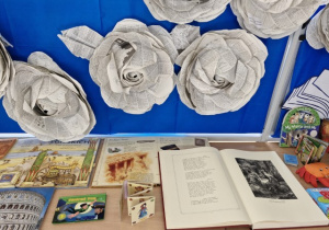 Reprint wydania "Pana Tadeusza" A. Mickiewicza z 1991 roku, obok miniaturowe wydanie "Aforyzmów i limeryków"  Juliana Tuwima