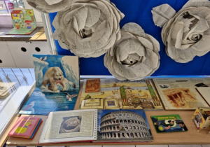 "Zabytki Rzymu" książka zawierająca zdjęcia wybranych zabytków architektonicznych starożytnego Rzymu w stanie obecnym z dołączonymi specjalnymi nakładanymi, umożliwiającymi ich porównanie z odtworzonym komputerowo prawdopodobnym ich wyglądem.