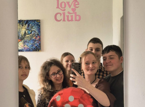 Opiekunka Samorządu Uczniowskiego, pani Kinga Blachowska oraz uczniowie zapozowali do wspólnego zdjęcia w lustrze z balonem w kształcie muchomora.