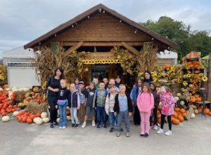 Klasa 2 c na wycieczce do Dobronianki przy wejściu do obiektu.