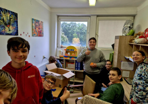 Uczniowie klas starszych pozujący do wspólnego zdjęcia z klockami LEGO na przerwie w pokoju Pani psycholog.