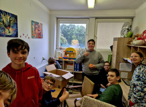 Pudełko pełne niespodzianek z Szkoły Myślenia Pozytywnego.