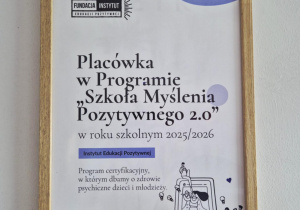 Plakat w ramce, informujący, że nasza szkoła bierze udział w programie Szkoły Myślenia Pozytywnego.