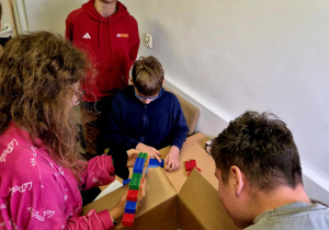 Uczniowie klas starszych układający klocki LEGO na przerwie w pokoju Pani psycholog.