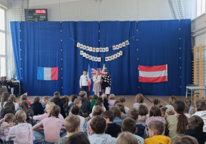 Uczniowie klasy 4b w trakcie wstępu przed publicznością.
