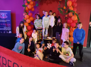 Uczniowie klasy 4a pozują do zdjęcia na podium w kręgielni.