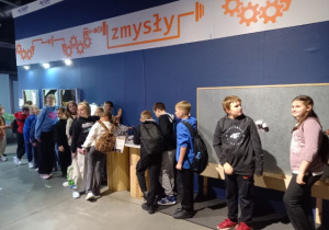 Uczniowie klasy 4a podczas warsztatów w Eksperymentarium.