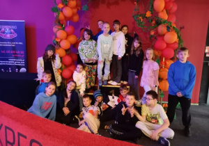 Uczniowie klasy 4a pozują do zdjęcia na podium w kręgielni.