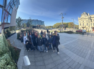 Uczniowie klasy 7B podczas spaceru po rozgrywce w Quiz Game.