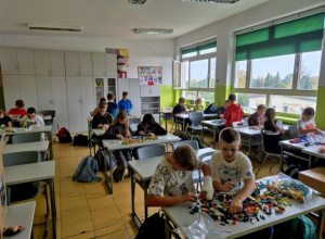 Wspólne zdjęcie klasy 4B pracującej w ciszy nad swoimi pomysłami.